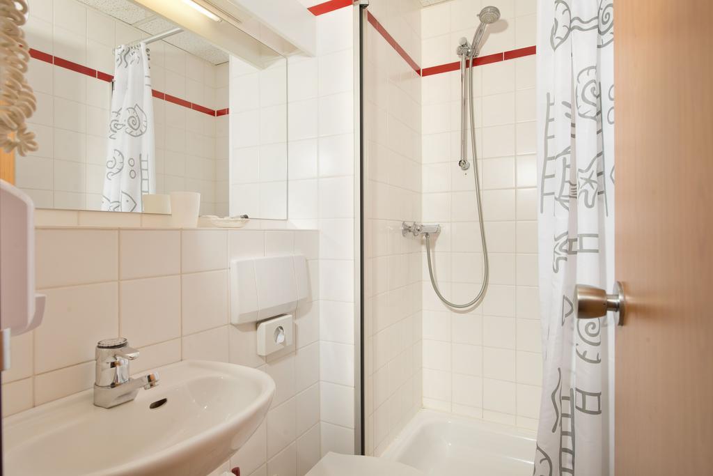 Days West Hotel 3*
